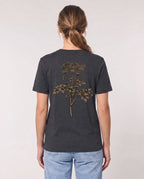 Mediumweight T-Shirt Engelwurz Stammeszeit - model-hinten - Dark Heather Grey