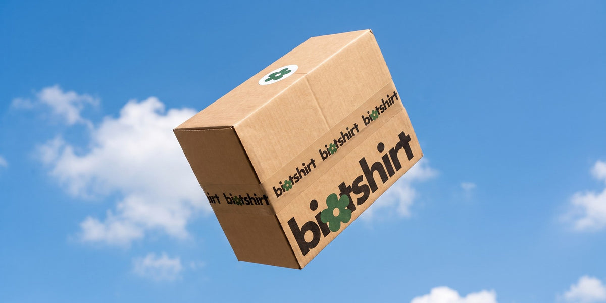Großes Paket mit biotshirt-Logo vor blauem Himmel
