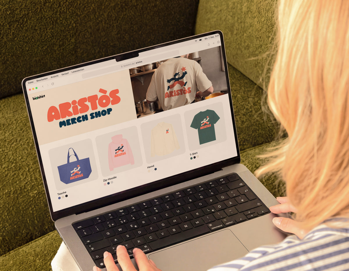 Firmen-Merch-Shop auf einem Laptop