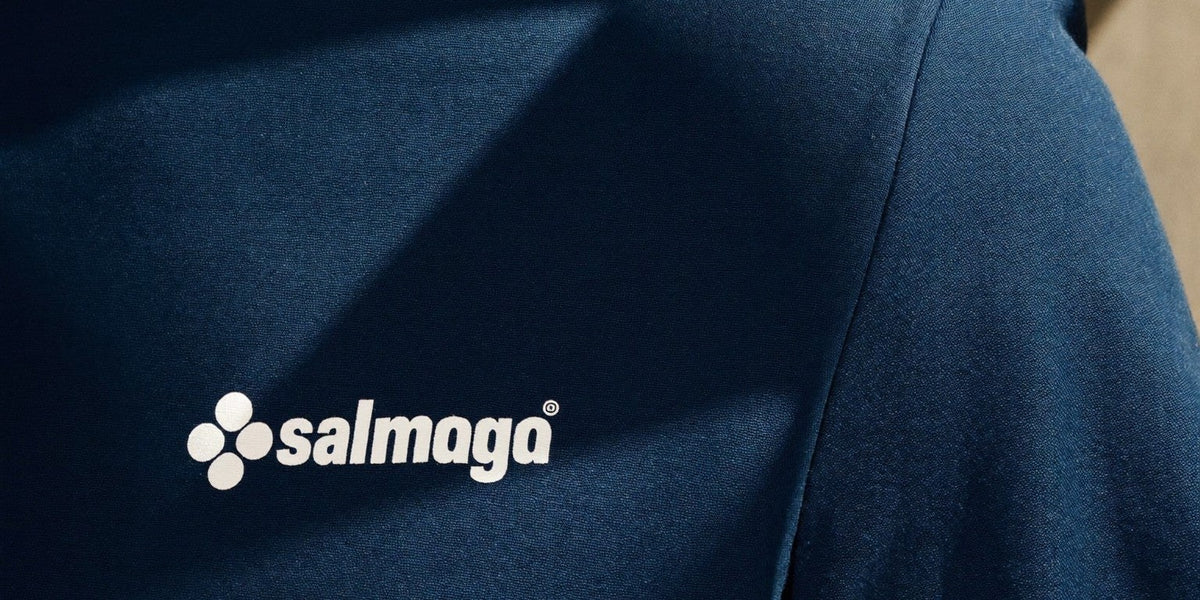 Blaue Jacke mit gedrucktem Firmenlogo auf der Brust